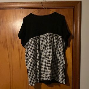 Torrid Size 1 Blouse with black cotton and daisy 🌼 pattern back